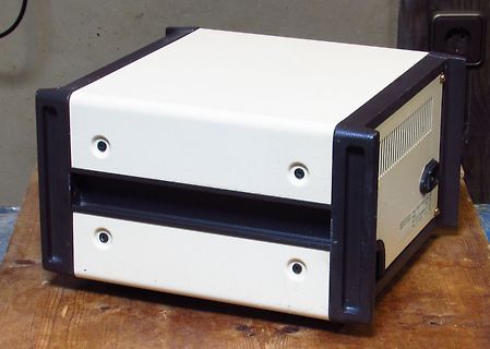Elektronikgehäuse auf Holzuntergrund