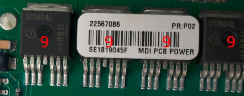 Nahaufnahme von elektronischen Bauteilen auf einer Leiterplatte