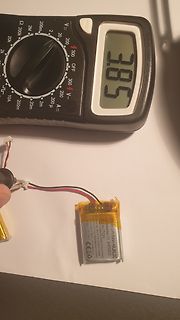 Multimeter misst Spannung eines Li-Po Akkus