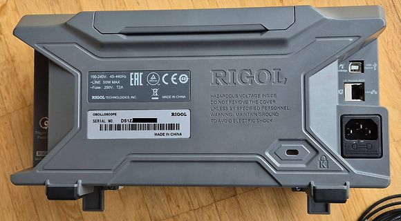 Rückseite eines Rigol Oszilloskops