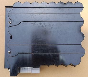 Schwarzes Kunststoffgehäuse eines elektronischen Geräts
