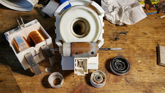 Zerlegte elektrische Komponente mit Spulen und Rotor