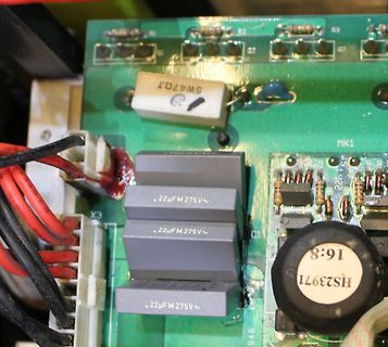 Nahaufnahme einer Leiterplatte mit Elektrolytkondensatoren