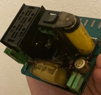 Nahaufnahme einer Leiterplatte mit Elektrolytkondensatoren