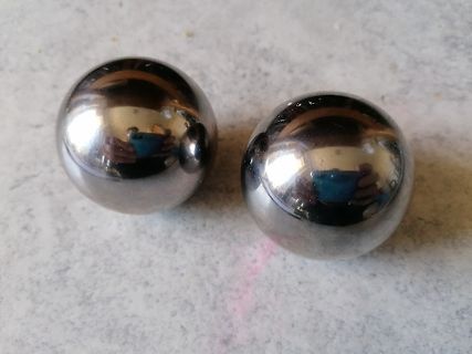Zwei glänzende Metallkugeln auf einer Oberfläche