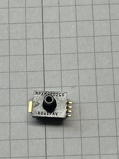Drucksensor MPXM2202GS auf Millimeterpapier