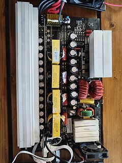 Leiterplatte eines Schaltnetzteils mit Kühlkörpern und Spulen