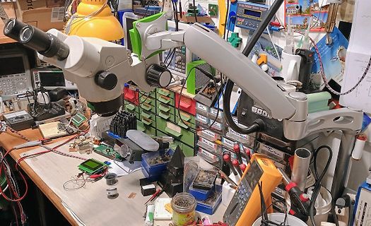 Werkstatt mit Mikroskop, Multimeter und Werkzeugen