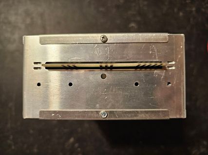 Metallgehäuse mit Schlitz und Bohrungen