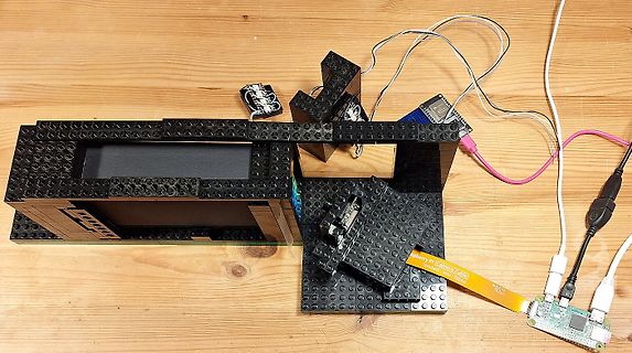 Elektronik-Aufbau mit Raspberry Pi und schwarzem Gehäuse