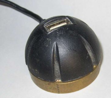 Schwarzer Kunststoffgehäuse mit Kabelanschluss