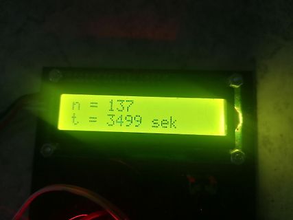 Abfotografiertes LCD-Display mit Text