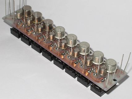 Leiterplatte mit mehreren Metallgehäuse-Bauteilen