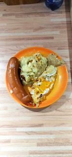 Essen auf einem orangefarbenen Teller