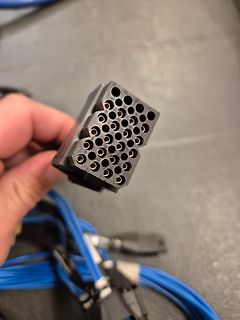 Elektrischer Mehrpolstecker mit blauen Kabeln