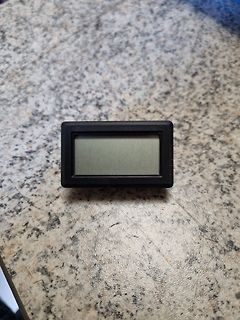 Schwarzes LCD-Display auf Tischoberfläche
