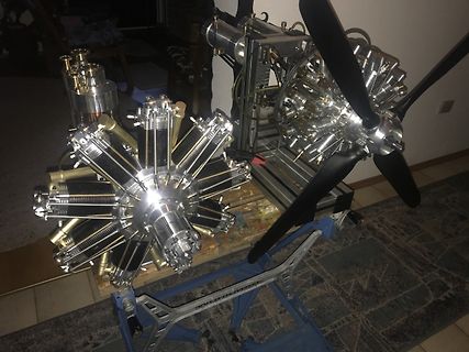 Modellbau-Sternmotoren mit Propeller auf Werkstattuntergrund