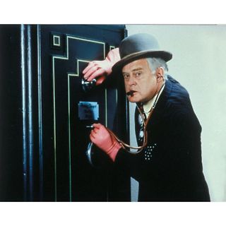 Mann mit Hut und Handschuhen an einer Tür