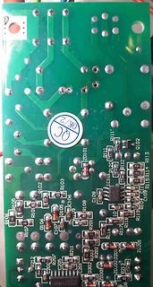 Foto einer Leiterplatte mit elektronischen Bauteilen