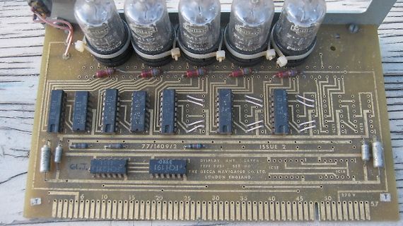 Alte Leiterplatte mit Elektronenröhren und integrierten Schaltkreisen