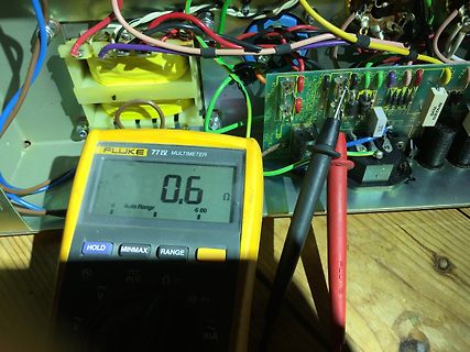 Multimeter misst Widerstand an einer Platine