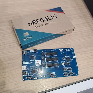 nRF54L15 Development Kit mit Verpackung und Platine