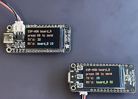 Zwei ESP32-S2 TFT Feather Boards mit Displayanzeige