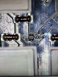 Nahaufnahme einer Leiterplatte mit Bauteilen