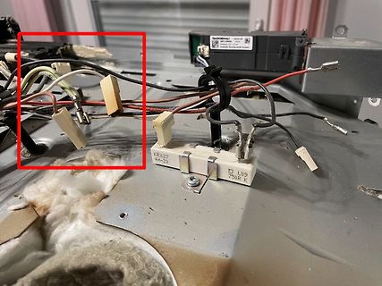 Verdrahtung und Bauteile in einem Gehäuse