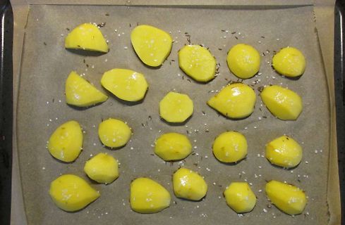 Gespaltete Kartoffeln auf Backpapier