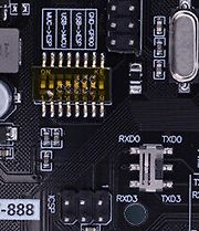 Detailaufnahme einer Leiterplatte mit Pin-Header und Beschriftungen