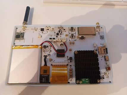 Offene Ansicht einer elektronischen Platine mit Antenne und Kühlkörper