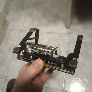 Hand hält Display-Modul mit Gehäusehalterung