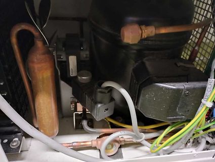 Innenansicht eines Kompressors mit Kupferleitungen und Verkabelung