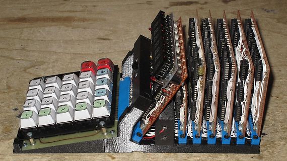 Aufbau eines Computer-Prototyps mit Tastatur und mehreren Leiterplatten