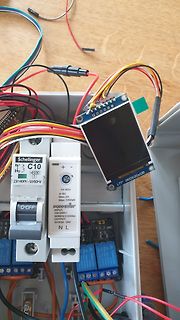 Elektrischer Aufbau mit Sicherungsautomat, Netzteil und Display