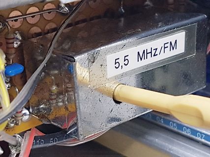 Nahaufnahme eines Metallgehäuses mit Beschriftung