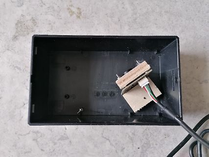 Elektronikkomponente in schwarzem Gehäuse