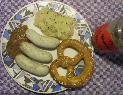 Bayerische Brotzeit mit Weißwurst, Brezel und Sauerkraut
