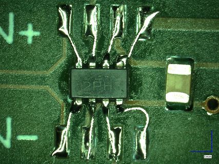 Makroaufnahme einer Leiterplatte mit IC und SMD-Bauteil