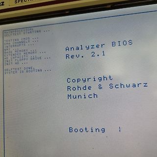 Abfotografierter Bildschirm eines BIOS-Bootvorgangs