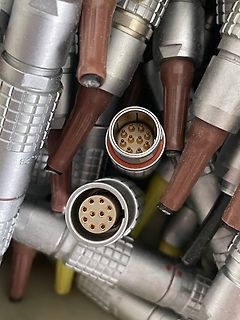 Mehrere Rundstecker mit Stiftkontakten