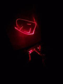 Rote Lichtspuren in Dunkelheit