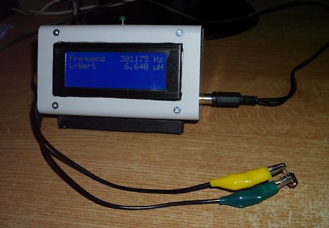 Messgerät mit LCD-Display und Messleitungen