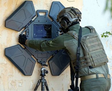 Soldat bedient ein taktisches Display-System