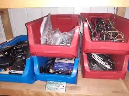 Werkstattboxen mit Kabeln und Kleinteilen