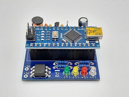Arduino Nano auf Erweiterungsplatine mit LEDs und Widerständen