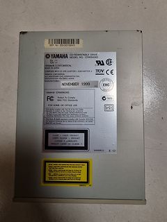 Typenschild eines Yamaha CD-Rewritable Drive