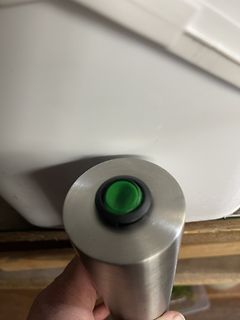 Metallischer Schalter mit grüner LED
