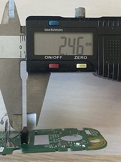 Messung einer Leiterplatte mit Messschieber
